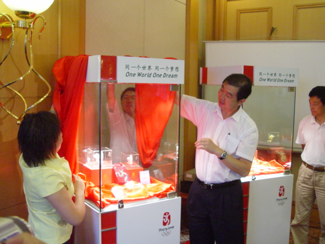 为＂一帆风顺＂纪念金揭幕