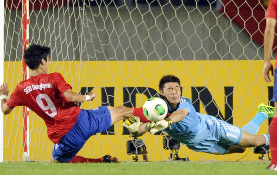 中国男足顽强逼平韩国队 新闻联播切入直播画