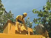 记者走进电力抢险现场 体验抢修工的苦与责