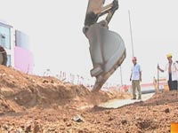 记者体验：蒸笼中的筑路工人