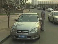 爱心私家车：医院门口的金飘带