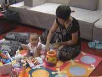 宝宝喉咙被卡 快递小伙连闯红灯送医