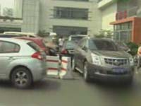 医院堵路家难回 私家车主打110