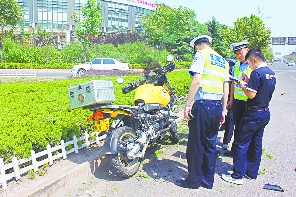 理赔车顶翻宝马摩托 被人戏称 史上最快出险 _