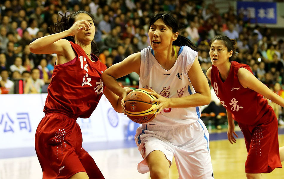 女篮成年组:解放军力克江苏 豪取八连冠_女篮