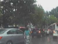 小马探路：江苏路变成停车场