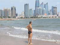 石老人海水浴场沙滩现油污 保洁员及时清理