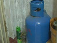 倒车撞到了母子俩 八龄童殒命铲车轮下