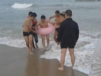 仰口附近海域有人遇险 众人接力救人