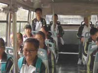 学生放学过马路太危险 胶州公交站设进了校园里