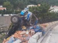 崂山八水河盘山公路一货车冲向路边 险些掉下悬崖
