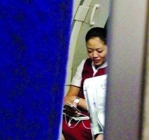 空姐飞行中玩手机被停飞 爆料者遭质问 - 空姐玩手机