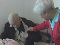 难题：谁给失智老人一个暖冬