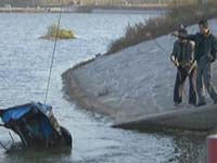 三轮车滑下斜披坠入墨河 两过路青年跳河救人