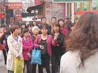 校门前交通混乱不堪 人大代表关注“放学路”