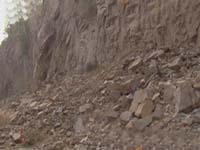 头疼：山上下起“石头雨”大石头噼里啪啦往下掉