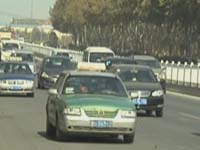 八旬老人打车难 遭遇冰火两重天