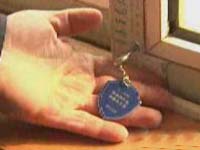 民警大集上免费发放防盗栓