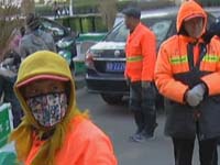 大冷天女子端着盆水泼了环卫工一身 是故意还是不小心？