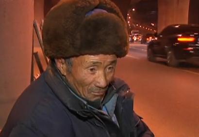 马上就办：寒风中的拾荒老人