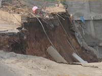 大型车辆反复碾压 登州路桑梓路路口燃气泄漏