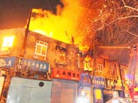 大火吞噬百年老楼 记者调查火灾隐患