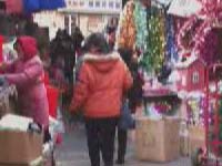 利津路小商品市场安全标志看不清 室内市场消防隐患多