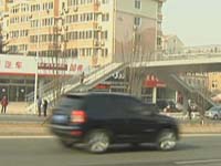 行人横穿马路车辆逆行 重庆路有点添堵