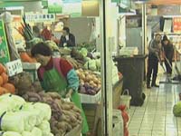 执法人员抽检食品安全 生活家农贸市场问题多