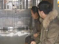 可笑：垃圾桶“追着”醉汉跑 跑了一路