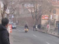 路口如虎口 小学门口孩子被撞