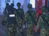 武警在人员密集场所巡逻 为市民保驾护航