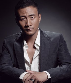  胡军 硬汉变奶爸 被一双儿女欺凌(图) -  胡军  硬