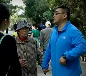 母亲节：牵手年迈母亲来晨练