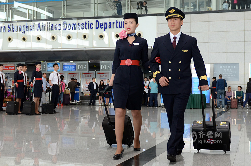 <em>空姐空少</em>青岛机场玩快闪 飞行员跪地求婚