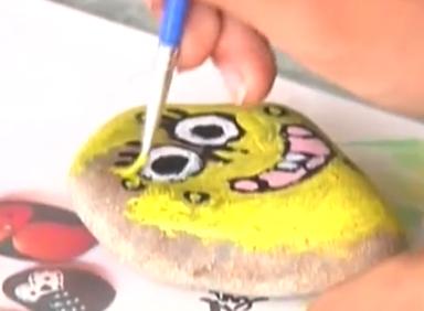 城阳水峪小学 鹅卵石变身天然画布