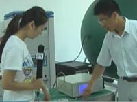 公交车上一人被偷 小偷交出两个钱包