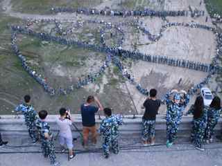 近千名大学生帮同学组巨大桃心求爱（图）