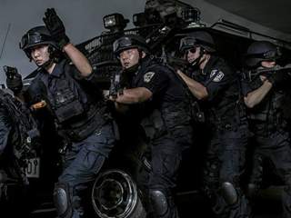 成都警方发酷炫招警海报 堪比港式大片