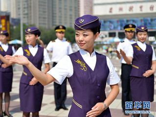 “动哥动姐”亮相街头助力铁路客运