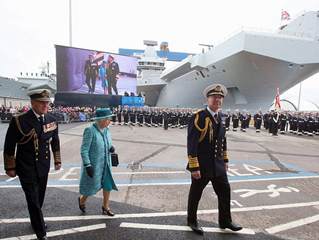 英国海军最大航母下水 英女王为其命名(图)