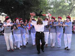 大妈跳广场舞“地道战插曲”纪念七七事变