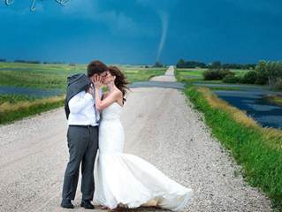 加拿大新婚夫妇在龙卷风前拍唯美婚纱照