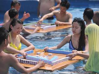 重庆发布高温橙色预警 市民水上玩麻将纳凉