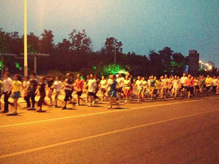 广场舞大妈“转行” 万人集体暴走