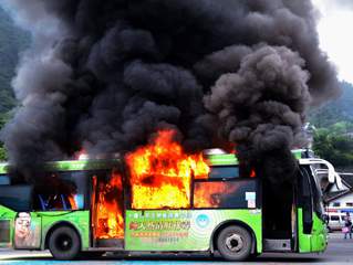 湖北突发火灾应急演练 为效果逼真烧毁公交车