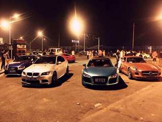 杭州30多辆超级跑车深夜飙车 遭交警围堵