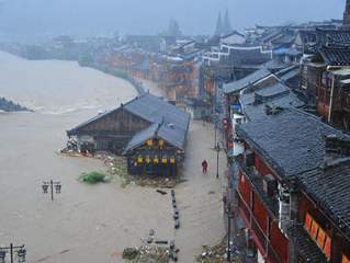 直击凤凰古城被淹 被困群众大转移