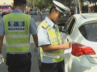 交警百日行动 严抓重罚乱停车