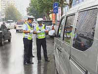交警百日行动 整治乱停需坚持